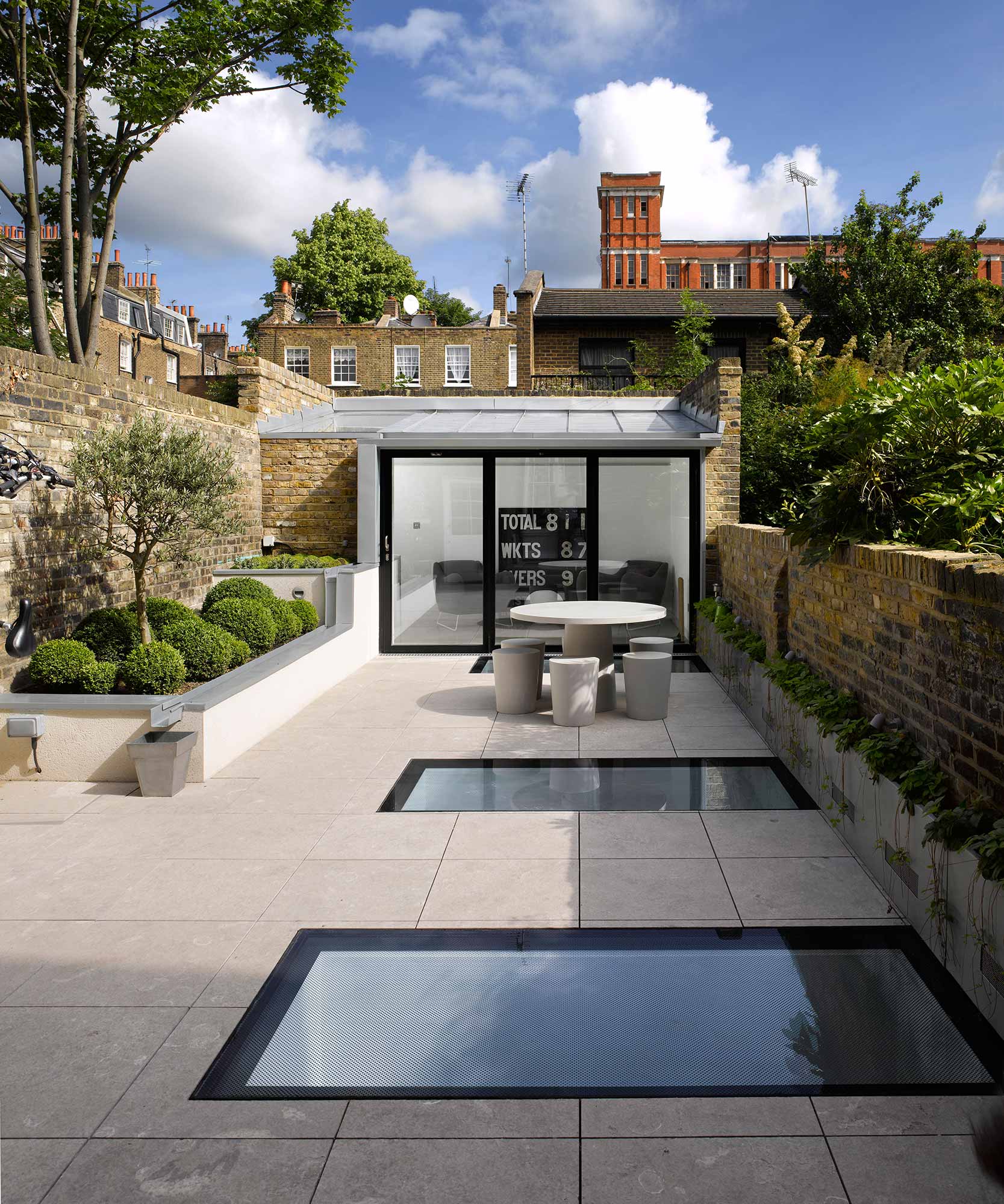 London Roof Garden is a leading professional roofing contractor based in London. It is a family-run business, and has been an established name in the roofing industry since 1998.