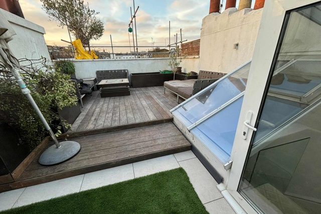 Flat felt roofer Esher Surrey, roof terrace building contractors iron railing, planning experiencing roofing conversion companies near me